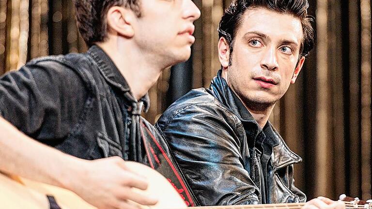Das Altonaer Theater brachte die deutschsprachige Erstaufführung des gleichnamigen Films &bdquo;Backbeat &ndash; die Beatles in Hamburg&ldquo; (Iain Softley, Stephen Jeffreys) auf die Bühne.