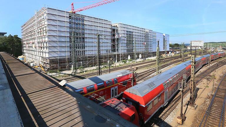 Das neue Wohnheim am Bahnhof von der Grombühlbrücke aus gesehen. Zu den Geleisen hin liegen die Flure und wirken als Schallschutzriegel.