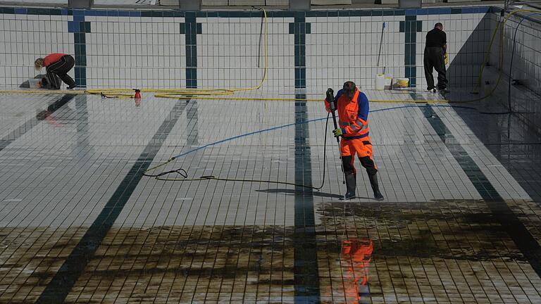 Arbeit mit Hochdruck: Bis der Betrieb im Terrassenschwimmbad losgehen kann, sind noch viele Vorbereitungen nötig.