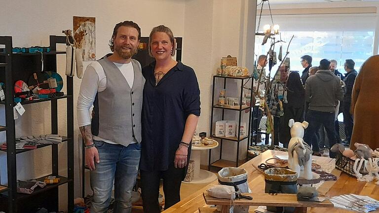 Über die Eröffnung von „Skadi's Pet Boutique &amp; Café“ freuen sich Ann-Bernadette Heinz und ihr Lebensgefährte Andreas Sieger.