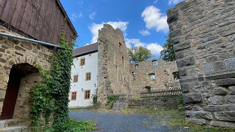 Essen in historischem Ambiente: Zur Biergartensaison 2026 soll die Gaststätte auf der Lichtenburg in Ostheim wieder öffnen.