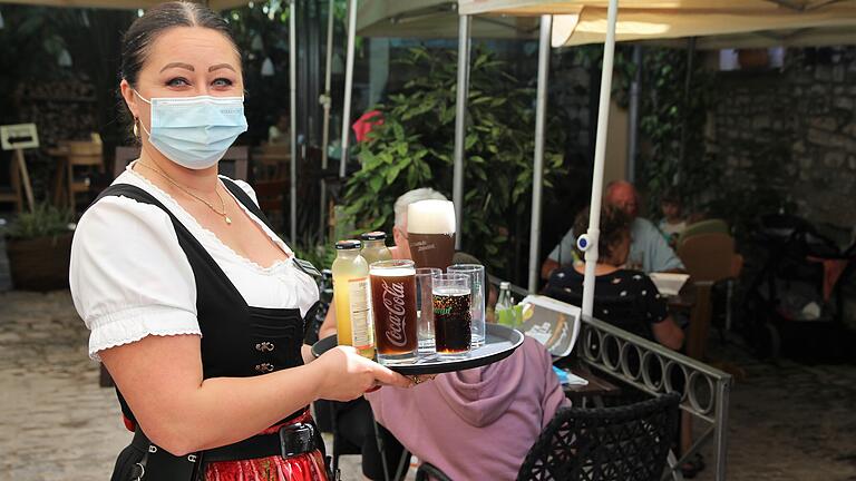 Loredana Dohnal, Servicekraft im Volkacher Hinterhöfle, ist überglücklich wieder Gäste bedienen zu dürfen.&nbsp;