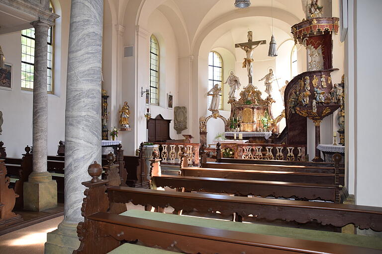 Die kleine barocke Kirche nach Plänen Balthasar Neumanns von 1742 wurde einst als Schlosskirche der Familie von Münster in Euerbach gebaut. Die kleine barocke Kirche nach Plänen Balthasar Neumanns von 1742 wurde einst als Schlosskirche der Familie von Münster in Euerbach gebaut.
