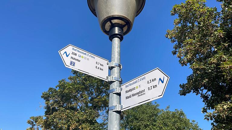 Der Bauhof hat zuletzt die Wegweiser für den neuen Premium-Stadtwanderweg in Bad Neustadt angebracht, hier am Stadteingang im Bereich des Zwingers. Im Oktober soll der Weg eröffnet werden.