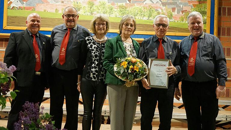 Zu den Gratulanten für Gerhard Müller mit Ehefrau Maria zählten (von links): Achim Müller (Ehrenvorstand MGV und 1. Bürgermeister), Wolfgang Konrad (2. Vorstand MGV), Angelika Hörning (Fahnenpatin) und Sigi Müller-Salomon (1. Vorstand MGV).