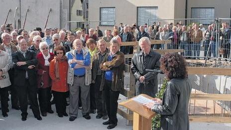 Rund 200 Zuschauer kamen am Montagabend zur offiziellen Grundsteinlegung für das neue Marktheidenfelder Rathaus.
