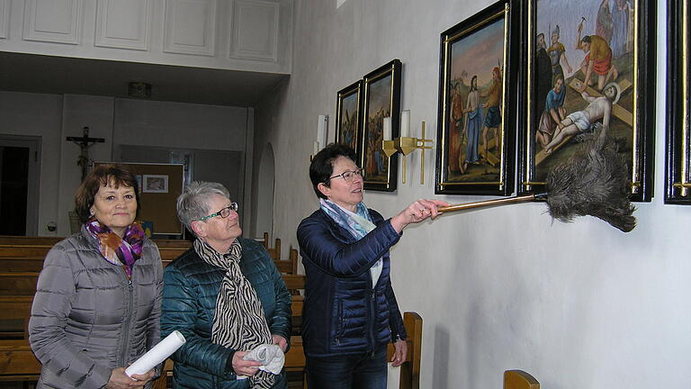 Ein Putzteam: Elisabeth Groß (von links), Ingrid Gerber und Gunda Englert-Geiger sorgen dafür, dass alles in der Kirche St. Georg blitzt und glänzt. Ein Putzteam: Elisabeth Groß (von links), Ingrid Gerber und Gunda Englert-Geiger sorgen dafür, dass alles in der Kirche St. Georg blitzt und glänzt.