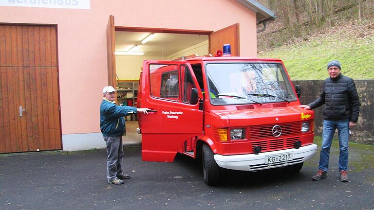 Noch gut erhalten, doch nicht mehr auf dem Stand der Zeit ist das Fahrzeug der Trimberger Feuerwehr. Gerätewart Walter Beer (links) und Kommandant Rainer Hartmann (rechts) unterstreichen die Notwendigkeit eines Neufahrzeugs. - Noch gut erhalten, doch nicht mehr auf dem Stand der Zeit ist das Fahrzeug der Trimberger Feuerwehr. Gerätewart Walter Beer (links) und Kommandant Rainer Hartmann (rechts) unterstreichen die Notwendigkeit eines Neufahrzeugs. Noch gut erhalten, doch nicht mehr auf dem Stand der Zeit ist das Fahrzeug der Trimberger Feuerwehr. Gerätewart Walter Beer (links) und Kommandant Rainer Hartmann (rechts) unterstreichen die Notwendigkeit eines Neufahrzeugs. - Noch gut erhalten, doch nicht mehr auf dem Stand der Zeit ist das Fahrzeug der Trimberger Feuerwehr. Gerätewart Walter Beer (links) und Kommandant Rainer Hartmann (rechts) unterstreichen die Notwendigkeit eines Neufahrzeugs.
