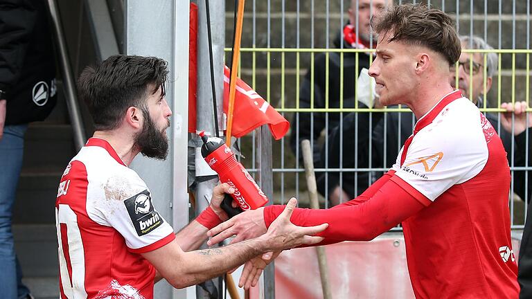 Kickers-Akteur Mirnes Pepic (rechts) beruhigt Mitspieler Fanol Perdedaj, der sich nach Schlusspfiff eine verbale Auseinandersetzung mit einigen Fans lieferte.