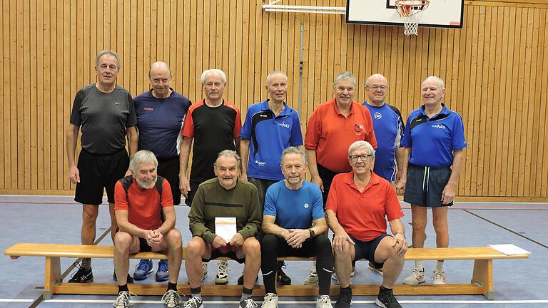 Die Sälzer Routiniers nach der Sportabzeichen-Verleihung für das Kalenderjahr 2022 mit (vorne von links) Elmar Müller, Norbert Schmidt, Alfons Freibott und Walter Büchs sowie (hinten von links) Peter Schlembach, Albrecht Piater, Heinrich Löhr, Rudolf Gottwald, Ulrich Mann, Manfred Steigerwald und Roland Werling. Es fehlt Siegfried Patermann.