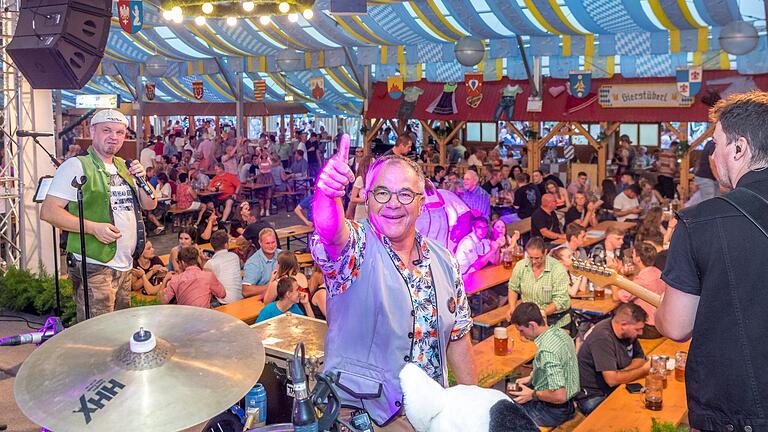 Für Stimmung im Festzelt sorgen jeden Abend und am Nachmittag verschiedene Musikgruppen.