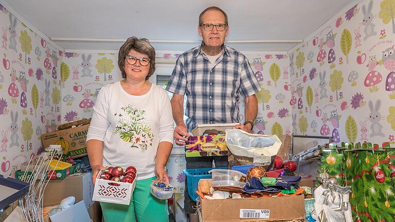 Heike Henn (links) und ihr Ehemann Manfred Korn sortieren im ehemaligen Kinderzimmer schon die Weihnachtsdeko. Heike Henn (links) und ihr Ehemann Manfred Korn sortieren im ehemaligen Kinderzimmer schon die Weihnachtsdeko. 