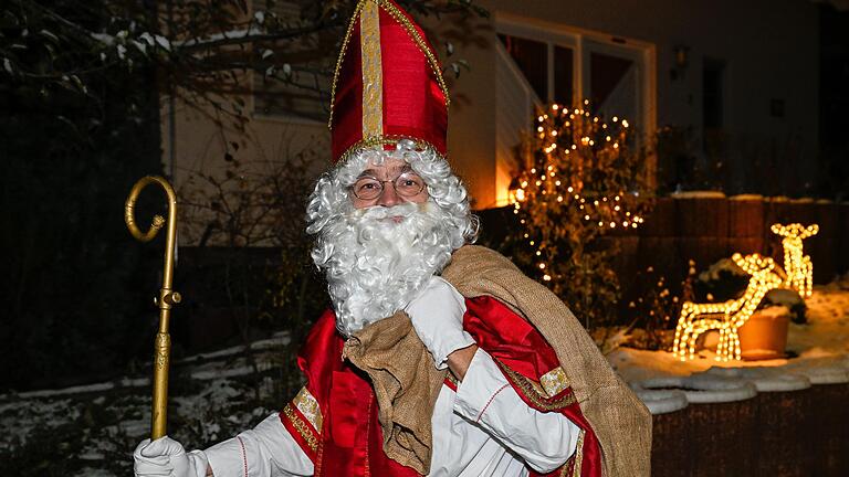 Udo Pfreundschuh mimt am 5. und 6. Dezember den Nikolaus und zieht in Neubrunn von Haus zu Haus. Udo Pfreundschuh mimt am 5. und 6. Dezember den Nikolaus und zieht in Neubrunn von Haus zu Haus.