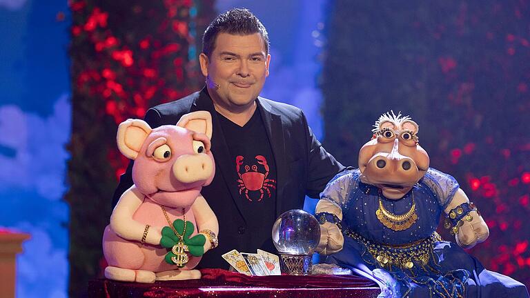 Sebastian Reich kam im 2024 gleich mit mehreren Handpuppen auf die Faschingsbühne.