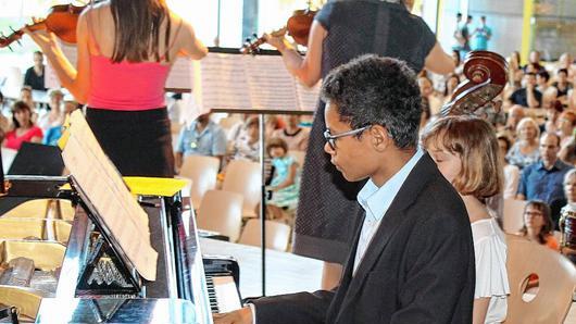 Unterstützung gab es für das Schulorchester vom 15-jährigen Nachwuchspianisten Jareem Willmore aus Schweinfurt. Unterstützung gab es für das Schulorchester vom 15-jährigen Nachwuchspianisten Jareem Willmore aus Schweinfurt.