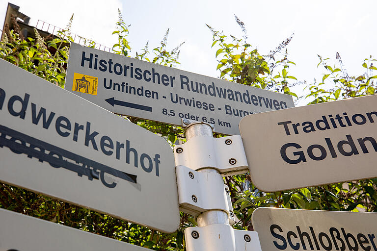Der historische Rundwanderweg ist mit dem gelben Schloss gekennzeichnet. Der historische Rundwanderweg ist mit dem gelben Schloss gekennzeichnet.