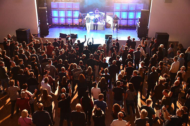 Der Veranstalter war zufrieden und die zahlreichen Fans kamen in der Stadthalle schnell in 'Feierlaune'. Der Veranstalter war zufrieden und die zahlreichen Fans kamen in der Stadthalle schnell in 'Feierlaune'.