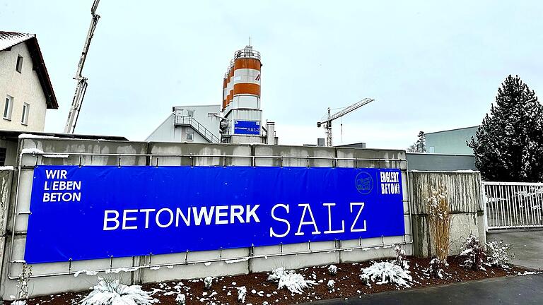 Das neue Banner hängt schon: Englert Beton kaufte das Betonwerk in Salz.