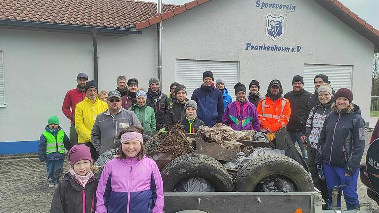 Hier stellten sich die Frankenheimer Helfer der Ramadama-Aktion zum Foto auf. Sie hatten einen ganzen Anhänger voller Müll gesammelt, der dann vom Städtischen Bauhof entsorgt wurde.