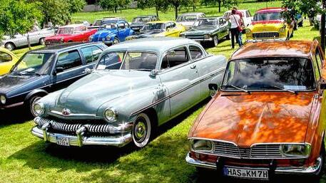 Blech aus zum Teil lange vergangenen automobilen Zeiten: Einige Schlosswiesen hatten sich beim Oldtimertreffen zu einem große Parkplatz für tolle Raritäten verwandelt.