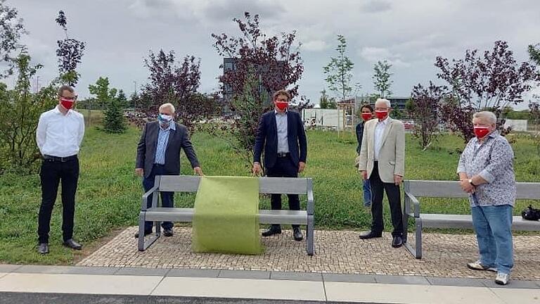 Mit dabei bei der Übergabe waren: IG Regionalleiter Mainfranken Hans Beer, Leiter Gartenbauamt Helge Grob , Klimabürgermeister Martin Heilig,  Stadträtin Barbara Meyer, Stadtrat Willi Dürrnagel, Kreisverbandsvorsitzenden Hans Fischer.