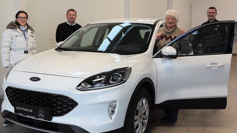 Margot Helmrich (Zweite von rechts), die bei der Weihnachtsverlosung den Hauptpreis zog, nahm im Autohaus Gaul und Klamt ihren gewonnenen Ford Kuga entgegen. Mit ihr freuten sich (von links): Theresia Griebel und Peter Dietz (beide Stadtmarketing-Verein) und Autohaus-Geschäftsführer Alexander Klamt.