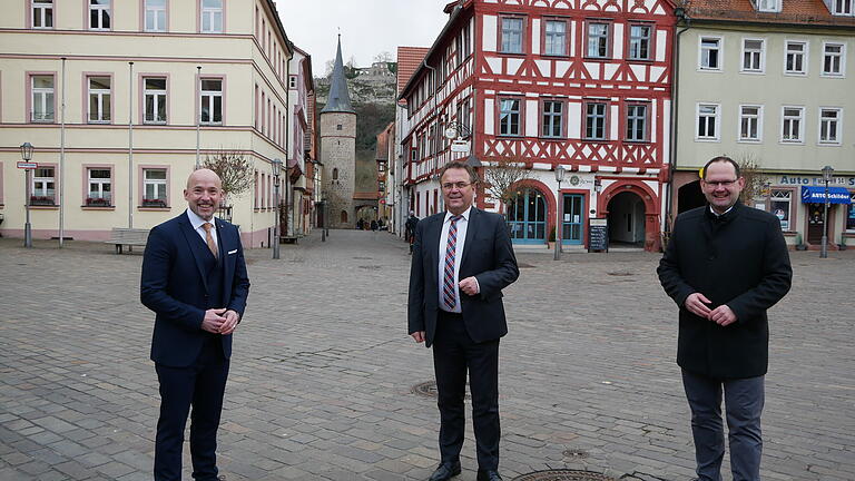 Führung in Karlstadt (von links): Bundestagsabgeordneter Alexander Hoffmann, Ex-Bundestagsvizepräsident&nbsp; Hans-Peter Friedrich und Bürgermeister Michael Hombach.