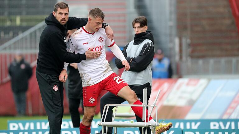 Kickers-Trainer Marco Wildersinn tröstet den frustrierten Franz Helmer nach dessen Auswechslung.