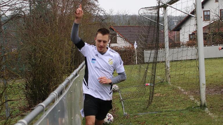 Tim Krais (im Bild) vom FC Strahlungen dreht nach seinem Treffer im Spiel beim FC Rottershausen jubelnd ab.