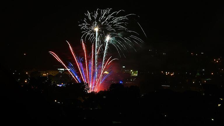 Mit dem traditionellen Feuerwerk zwischen den beiden Mainbrücken endete am Sonntag die 76. Lohrer Spessartfestwoche. Mit dem traditionellen Feuerwerk zwischen den beiden Mainbrücken endete am Sonntag die 76. Lohrer Spessartfestwoche. 