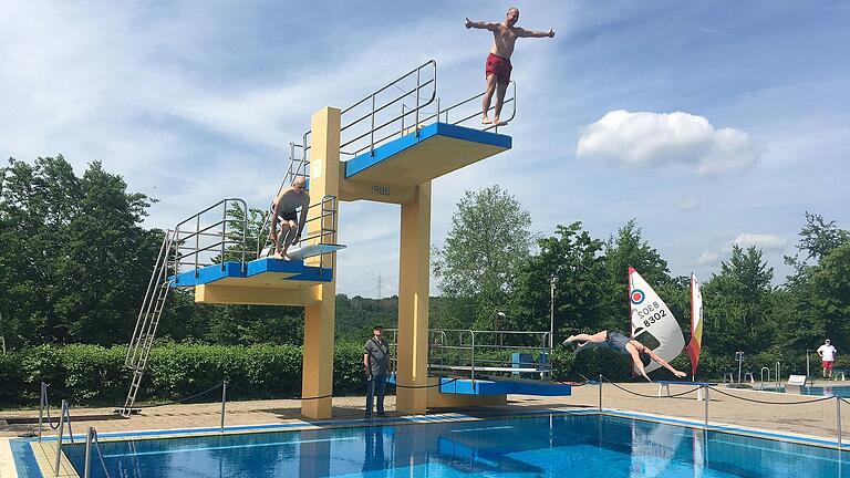 Eine gern genutzte Attraktion im Waldbad Lengfurt ist der dreifache Sprungturm. Eine gern genutzte Attraktion im Waldbad Lengfurt ist der dreifache Sprungturm.