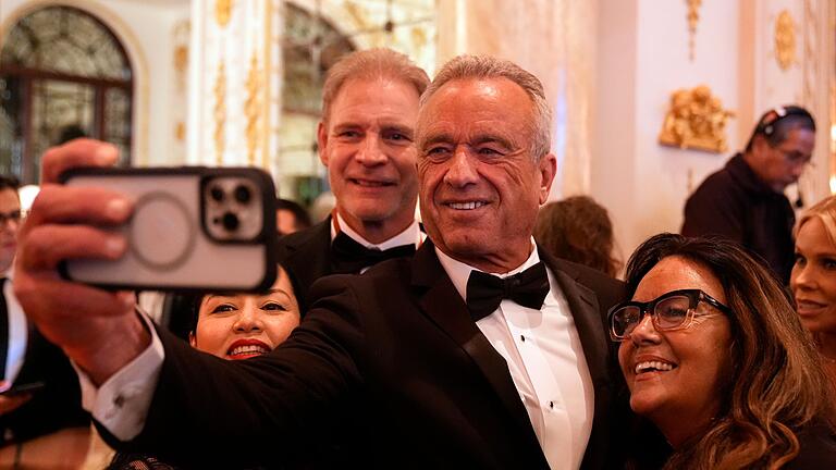 Nach den US-Wahlen 2024 - Trump - Mit dabei war Robert F. Kennedy Jr., der Trumps Gesundheitsminister werden soll. Nach den US-Wahlen 2024 - Trump - Mit dabei war Robert F. Kennedy Jr., der Trumps Gesundheitsminister werden soll.