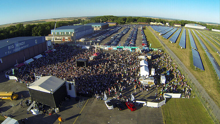 Etwa 10.000 Menschen erlebten am Freitagabend (10.07.15) die Band Glasperlenspiel live auf dem Flugplatz in Giebelstadt (Kreis Würzburg).