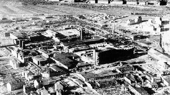 Der Zweite Weltkrieg endete mit - Der Zweite Weltkrieg endete mit unendlichem Leid und großen
Verwüstungen - auch in Schweinfurt. Im Bild das Gelände von FAG
Kugelfischer, völlig zerbombt. Der Zweite Weltkrieg endete mit - Der Zweite Weltkrieg endete mit unendlichem Leid und großen
Verwüstungen - auch in Schweinfurt. Im Bild das Gelände von FAG
Kugelfischer, völlig zerbombt.