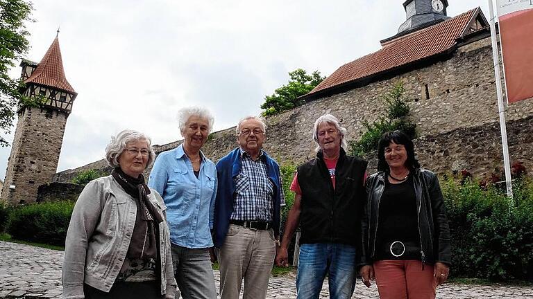 Aktiv für eine lebendige Kirchenburg: Die Vorstandsmitglieder der Kirchenburgfreunde (v. links) Ingrid Schmidt, Martha Corleis, Adolf Büttner, Burkhard und Ingrid Metz setzen sich mit insgesamt 112 Mitgliedern für Kultur, Veranstaltungen, den Betrieb der Museen und den Erhalt der Kirchenburganlage ein. Der Verein ist ein wichtiger Pfeiler des städtischen Lebens in Ostheim. Aktiv für eine lebendige Kirchenburg: Die Vorstandsmitglieder der Kirchenburgfreunde (v. links) Ingrid Schmidt, Martha Corleis, Adolf Büttner, Burkhard und Ingrid Metz setzen sich mit insgesamt 112 Mitgliedern für Kultur, Veranstaltungen, den Betrieb der Museen und den Erhalt der Kirchenburganlage ein. Der Verein ist ein wichtiger Pfeiler des städtischen Lebens in Ostheim.