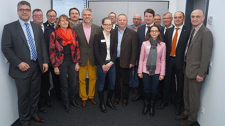 Den Test in der Integrierten Leitstelle begleiteten viele Entscheidungsträger. Darunter: die Landräte Thomas Bold (Bad Kissingen) und Wilhelm Schneider (Haßberge), die drei Landtagsabgeordneten Kathi Petersen, Steffen Vogel und Sandro Kirchner, Steffen Weber (Regierung von Unterfranken), Thomas Gütlein (Leiter Polizeieinsatzzentrale Unterfranken), Benno Metz (Kreisbrandrat Bad Kissingen und Verbandsrat), Holger Strunk (Kreisbrandrat Schweinfurt), Ingo Göllner (Verbandsrat ZRF), Sonja Weidinger (Abteilungsleiterin Landratsamt Schweinfurt), Johanna Eichhorn (Abteilungsleiterin Landratsamt Schweinfurt), Thomas Stadler (Abteilungsleiter Rettungsdienst BRK Landesgeschäftsstelle), Andreas Estermeier (stv. Abteilungsleiter Rettungsdienst BRK Landesgeschäftsstelle), Reinhold Dietsch (Bezirksgeschäftsführer BRK Unterfranken).