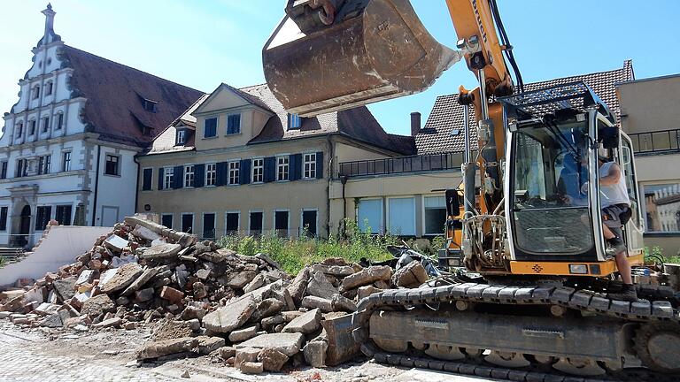 In Trümmern liegt symbolisch gesprochen im Moment die Planung für das neue Kulturforum am Martin-Luther-Platz: Der Veranstaltungssaal kann mit einer Größe von 300 Personen nicht realisiert werden, würde außerdem bis zu vier Millionen Euro mehr kosten. Bis Herbst soll eine andere Variante für einen kleineren Saal durchgerechnet sein. In Trümmern liegt symbolisch gesprochen im Moment die Planung für das neue Kulturforum am Martin-Luther-Platz: Der Veranstaltungssaal kann mit einer Größe von 300 Personen nicht realisiert werden, würde außerdem bis zu vier Millionen Euro mehr kosten. Bis Herbst soll eine andere Variante für einen kleineren Saal durchgerechnet sein.