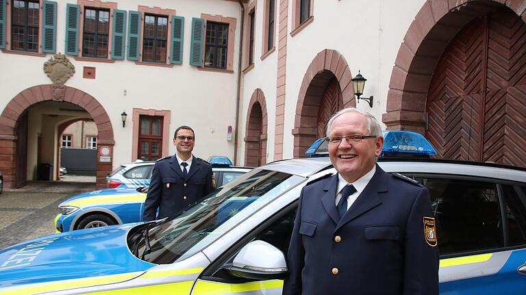 Christian Pörtner (hinten), Leiter der Polizeiinspektion Hammelburg, verabschiedete Dienstgruppenleiter Elmar Volpert in den Ruhestand. Vor 16 Jahren wechselte Volpert nach Hammelburg, bis zuletzt war er im Schichtdienst aktiv. Foto: Ralf Ruppert       -  Christian Pörtner (hinten), Leiter der Polizeiinspektion Hammelburg, verabschiedete Dienstgruppenleiter Elmar Volpert in den Ruhestand. Vor 16 Jahren wechselte Volpert nach Hammelburg, bis zuletzt war er im Schichtdienst aktiv. Foto: Ralf Ruppert