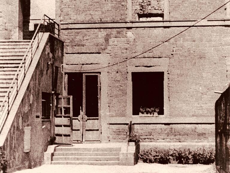 Nach dem Krieg diente das Erdgeschoss der ehemaligen Synagoge als Notwohnung, wie am Blumenkasten zu erkennen ist. Die Treppe führte zur Frauenempore. Nach dem Krieg diente das Erdgeschoss der ehemaligen Synagoge als Notwohnung, wie am Blumenkasten zu erkennen ist. Die Treppe führte zur Frauenempore.