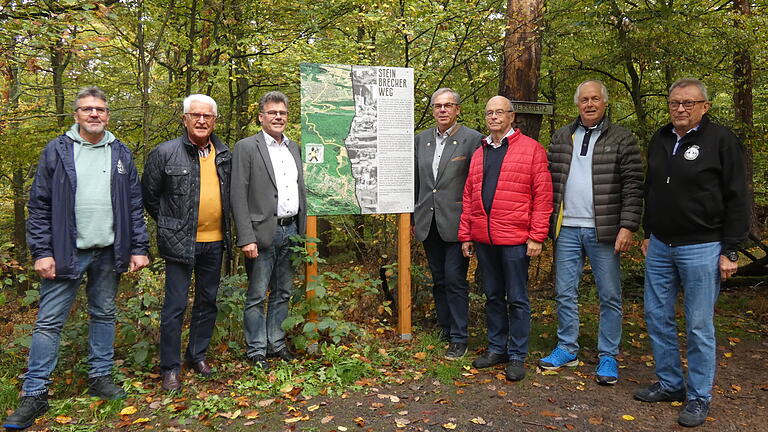 In einer kleinen Feierstunde wurde der Steinbrecher-Wanderweg vom Steigerwald zu den Sander Steinbrüchen offiziell seiner Bestimmung übergeben. Die Beteiligten freuen sich über die Fertigstellung (von links): Jürgen Klauer, Emil Mahr, Bürgermeister Thomas Sechser (Oberaurach), Bürgermeister Bernhard Ruß, Altbürgermeister Christoph Winkler (Zeil), Wegewart Udo Rhein und Charly Scholl (Steigerwaldclub). In einer kleinen Feierstunde wurde der Steinbrecher-Wanderweg vom Steigerwald zu den Sander Steinbrüchen offiziell seiner Bestimmung übergeben. Die Beteiligten freuen sich über die Fertigstellung (von links): Jürgen Klauer, Emil Mahr, Bürgermeister Thomas Sechser (Oberaurach), Bürgermeister Bernhard Ruß, Altbürgermeister Christoph Winkler (Zeil), Wegewart Udo Rhein und Charly Scholl (Steigerwaldclub).