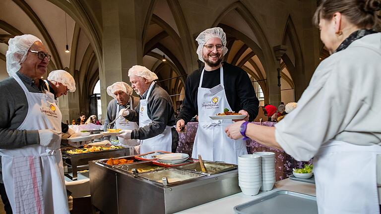 Das Essen kommt fertig zur Vesperkirche und muss nur noch auf die Teller verteilt werden.