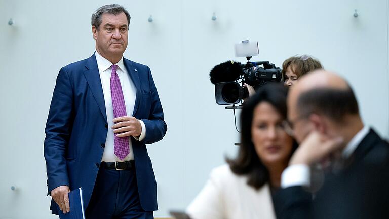 Ministerpräsident Markus Söder (CSU) will Bayern entbürokratisieren und schneller modernisieren. So soll es etwa beim Bau neuer Stromtrassen in Unterfranken künftig mehr Freileitungen geben.&nbsp;