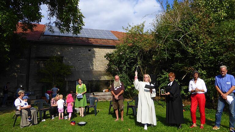 Den kirchlichen Segen bekam der neu geschaffene Natur-und Bauernhofkindergarten Pabst in Giebelstadt von Monika Oestemer und Christine Schlör (Vierte und Dritte von rechts). Ganz rechts: die Initiatoren des Projekts, Ulrich Pabst und Inge Moser-Pabst.