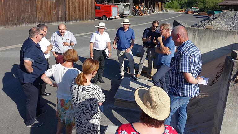 Die Muster für das neue Pflaster der Fahrspur in der Innenstadt begutachteten Gemündener Stadträte im städtischen Bauhof und trafen eine Vorauswahl.