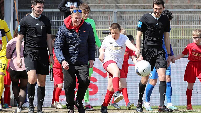 Ein großer Moment für den kleinen Marco (Name geändert): Der Elfjährige durfte den ersten Ball treten - beim Einlaufen der Würzburger Kickers zum Heimspiel gegen Illertissen. Ein großer Moment für den kleinen Marco (Name geändert): Der Elfjährige durfte den ersten Ball treten - beim Einlaufen der Würzburger Kickers zum Heimspiel gegen Illertissen.