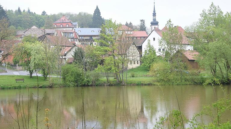 Nach den großen Baumaßnahmen herrscht in Völkershausen wieder Ruhe. Lediglich am Dorfsee sollen noch zwei Straßenlampen aufgestellt werden. Nach den großen Baumaßnahmen herrscht in Völkershausen wieder Ruhe. Lediglich am Dorfsee sollen noch zwei Straßenlampen aufgestellt werden.