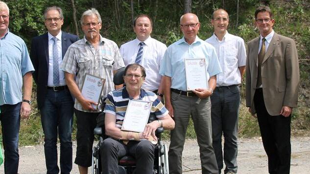 Die Kolping-DJK verlieh drei engagierten Mitgliedern und langjährigen Vorsitzenden die Ehrenmitgliedschaft: Im Bild von links Vorstand Wolfram Raab, Bürgermeister Eberhard Streit, Ewald Ress, Bernd May (Ortssprecher), Guntram May, Matthias Müller (stellvertretender DJK-DV Vorsitzender), Peter Suckfüll, Vorstand Bernhard Sauer. Vorne Waldemar Ullrich. Die Kolping-DJK verlieh drei engagierten Mitgliedern und langjährigen Vorsitzenden die Ehrenmitgliedschaft: Im Bild von links Vorstand Wolfram Raab, Bürgermeister Eberhard Streit, Ewald Ress, Bernd May (Ortssprecher), Guntram May, Matthias Müller (stellvertretender DJK-DV Vorsitzender), Peter Suckfüll, Vorstand Bernhard Sauer. Vorne Waldemar Ullrich.
