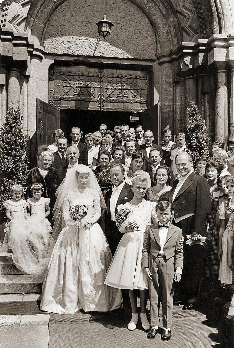 Happy End vor der Adalberokirche in Würzburg: Endlich sind die Hauptdarsteller Marianne Koch und Heinz Rühmann in der Komödie „Vater sein dagegen sehr“ verheiratet. Happy End vor der Adalberokirche in Würzburg: Endlich sind die Hauptdarsteller Marianne Koch und Heinz Rühmann in der Komödie „Vater sein dagegen sehr“ verheiratet.