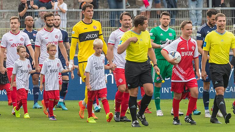 Einlaufen mit den Regionalliga-Kickern der Würzburger Kickers: Fußball-Fan Vincent wird diesen Moment vor dem Spiel gegen die SpVgg Unterhaching nie vergessen. Einlaufen mit den Regionalliga-Kickern der Würzburger Kickers: Fußball-Fan Vincent wird diesen Moment vor dem Spiel gegen die SpVgg Unterhaching nie vergessen.