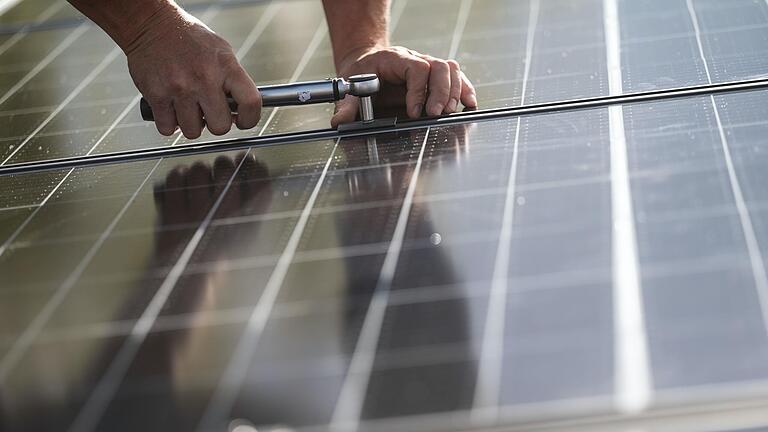 Auf den Dächern städtischer Bischofsheimer Gebäude sollen künftig verstärkt Photovoltaikanlagen installiert werden. Auf den Dächern städtischer Bischofsheimer Gebäude sollen künftig verstärkt Photovoltaikanlagen installiert werden.